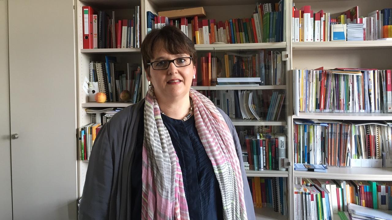 Dr. Gudrun Heinrich arbeitet an der Universität Rostock in der Arbeitsgruppe Gedenken. Dr. Gudrun Heinrich arbeitet an der Universität Rostock in der Arbeitsgruppe Gedenken.