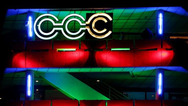 Ein farbig beleuchtetes Gebäude mit den weiß strahlenden Buchstaben CCC - Foto vom 29.12.2014 während des 31. Chaos Communication Congress (31C3).