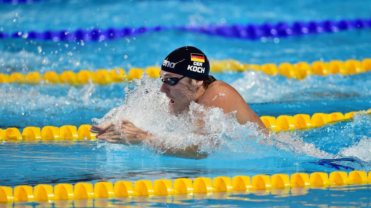 Marco Koch holt die Goldmedaille im 200-Meter-Brustschwimmen bei den Weltmeisterschaften im russischen Kasan am 07 August 2015. Photo: Martin Schutt/dpa Marco Koch holt die Goldmedaille im 200-Meter-Brustschwimmen bei den Weltmeisterschaften im russischen Kasan am 07 August 2015. Photo: Martin Schutt/dpa