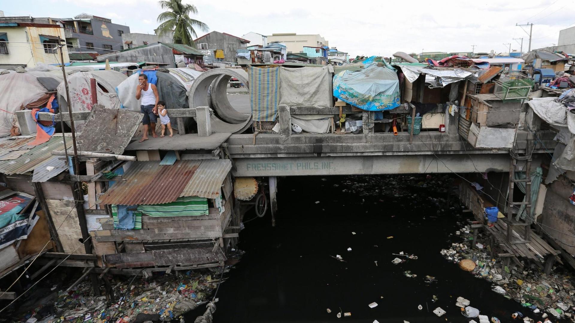 Ein Slum in der philippinischen Hauptstadt Manila (November 2015). Ein Slum in der philippinischen Hauptstadt Manila (November 2015).