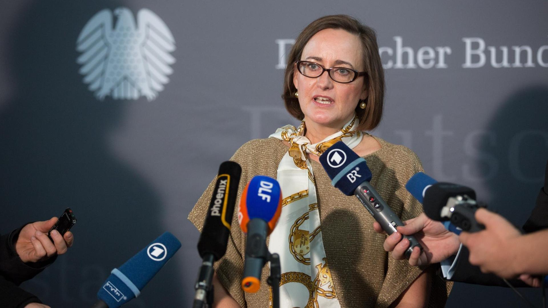 Martina Renner gibt mehreren Radio- und Fernsehsendern ein Statement in Mikrofone. Martina Renner gibt mehreren Radio- und Fernsehsendern ein Statement in Mikrofone.