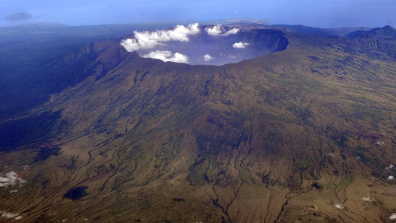 Blick auf den Vulkan Tambora in Indonesien Blick auf den Vulkan Tambora in Indonesien