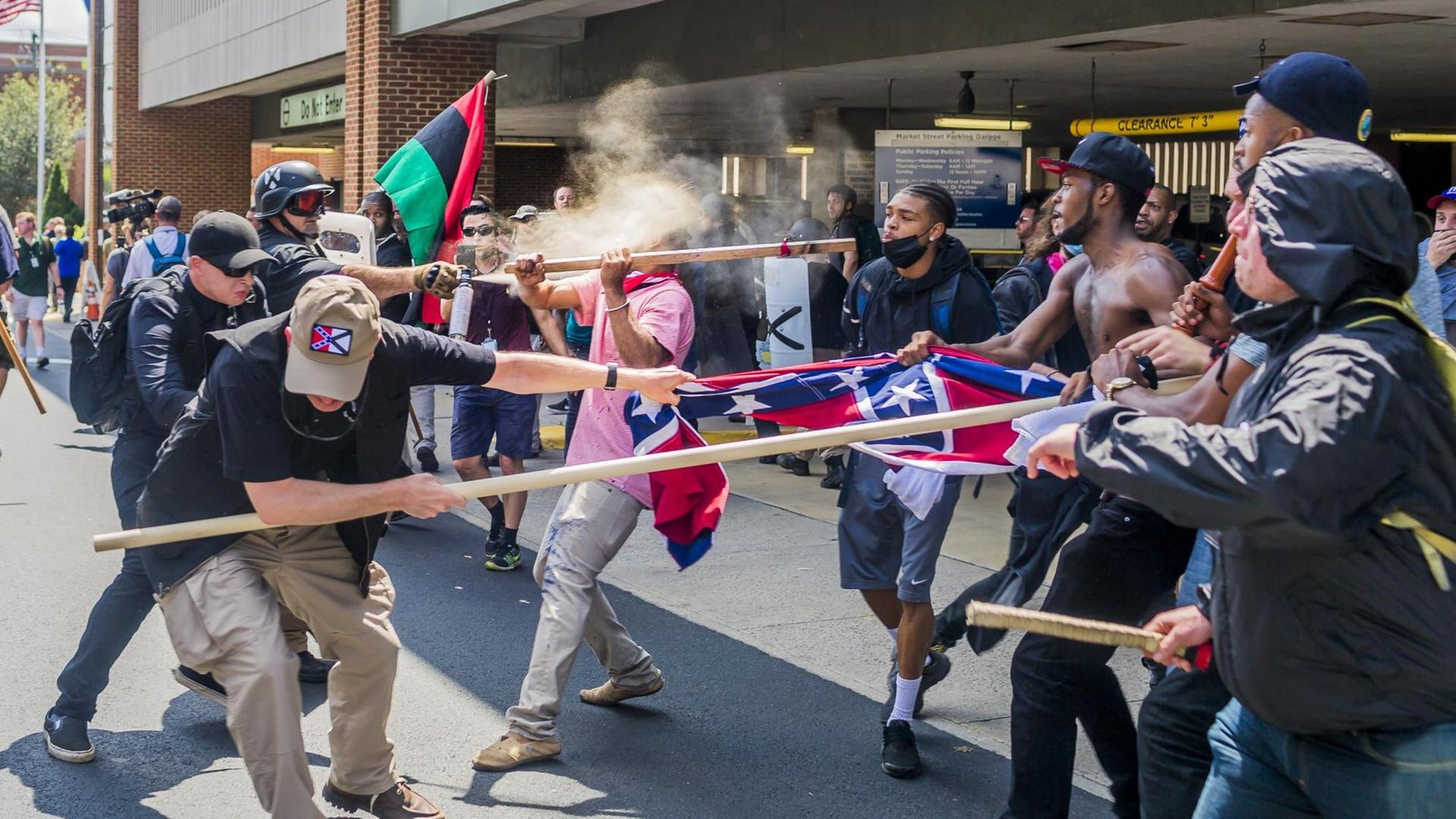 Ein Demonstrant setzt in Charlottesville Pfefferspray gegen einen Teilnehmer einer Gegendemonstration während einer Kundgebung von Rechtsextremisten ein. Ein Demonstrant setzt in Charlottesville Pfefferspray gegen einen Teilnehmer einer Gegendemonstration während einer Kundgebung von Rechtsextremisten ein.