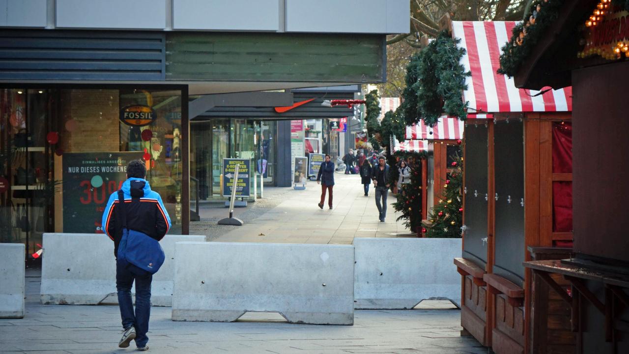 Betonpoller am Weihnachtsmarkt am Breitscheidplatz in Berlin: Im vergangenen Jahr wurde hier ein Anschlag verübt.