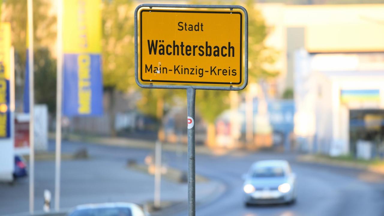 Ein Ortsschild steht an der Industriestraße des Industriegebiets der Stadt Wächtersbach. Ein Ortsschild steht an der Industriestraße des Industriegebiets der Stadt Wächtersbach.