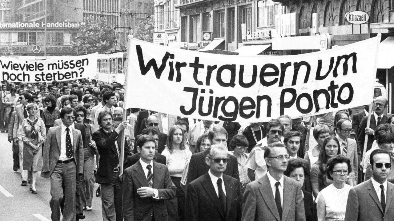 Mit einem Schweigemarsch durch die Frankfurter Innenstadt gedenken am 4. August 1977 etwa 3000 Bankangestellte des ermordeten Vorstandssprechers der Dresdner Bank, Jürgen Ponto.