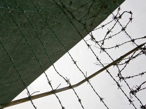 Stacheldraht an der Mauer des Kosuge-Gefängnisses in Tokio, Japan