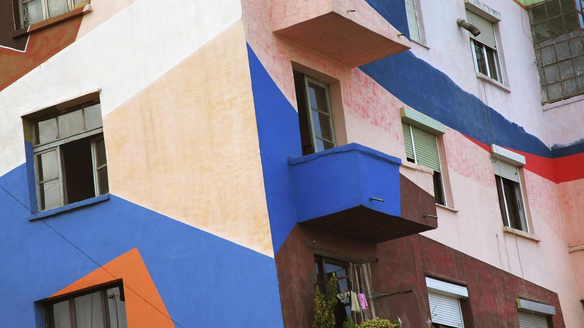 Der Künstler und Ministerpräsident Albaniens seit 2013, Edi Rama, hat mit Farbe die Tristesse der Hauptstadt Tirana bekämpft.