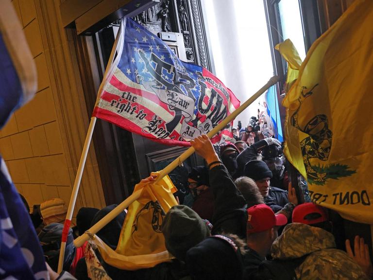 Aggressive Trump-Anhänger dringen ins Kapitol in Washington ein.
