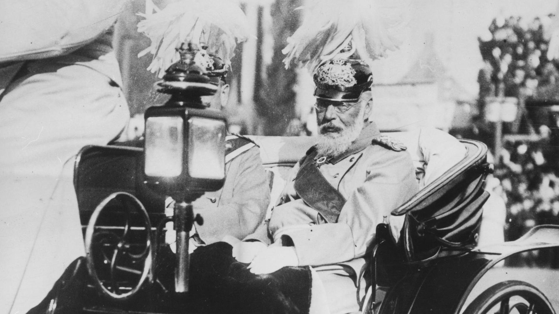 Prinzregent Ludwig (der spätere König Ludwig III.) von Bayern sitzt bei einem Besuch in Leipzig zur Einweihung des Voelkerschlachtdenkmals am 18. Oktober 1913 in einer Kutsche.