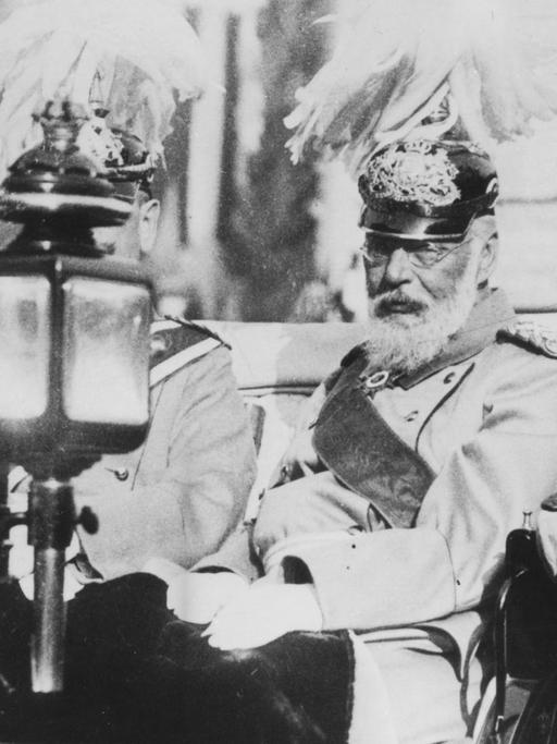 Prinzregent Ludwig (der spätere König Ludwig III.) von Bayern sitzt bei einem Besuch in Leipzig zur Einweihung des Voelkerschlachtdenkmals am 18. Oktober 1913 in einer Kutsche.