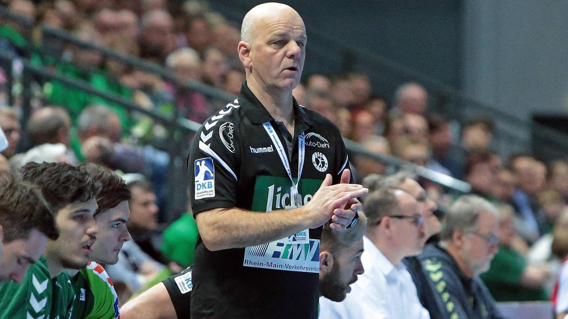 Der Trainer des Handball-Bundesligisten HSG Wetzlar, Kai Wandschneider, während eines Spiels gegen TuS N-Lübbecke Der Trainer des Handball-Bundesligisten HSG Wetzlar, Kai Wandschneider, während eines Spiels gegen TuS N-Lübbecke