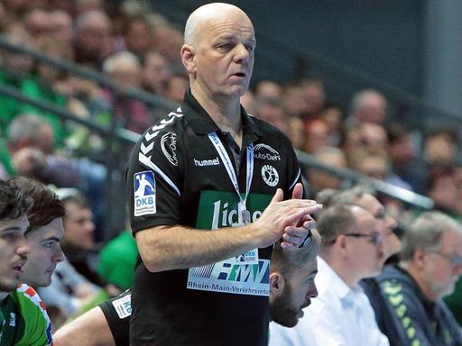 Der Trainer des Handball-Bundesligisten HSG Wetzlar, Kai Wandschneider, während eines Spiels gegen TuS N-Lübbecke