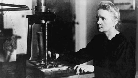 Die polnisch-französische Wissenschaftlerin Marie Curie in ihrem Labor (undatiert). Sie wurde am 7.11.1867 in Warschau geboren und studierte an der Sorbonne in Paris.