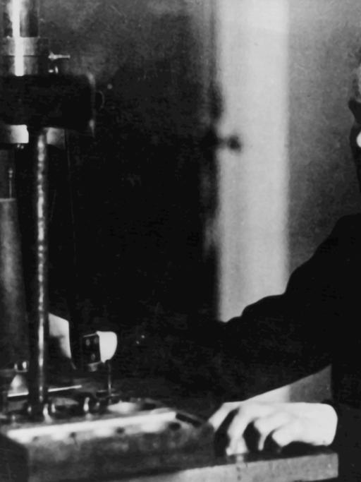 Die polnisch-französische Wissenschaftlerin Marie Curie in ihrem Labor (undatiert). Sie wurde am 7.11.1867 in Warschau geboren und studierte an der Sorbonne in Paris.