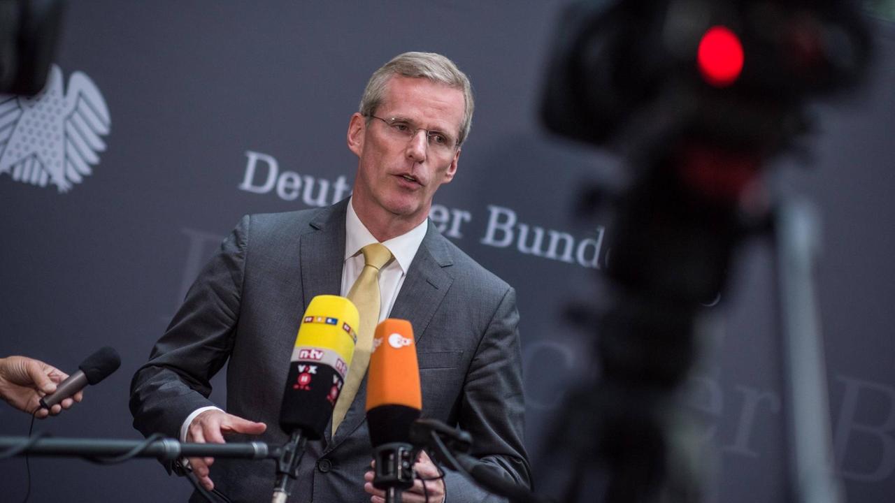 Der Vorsitzende des Parlamentarischen Kontrollgremiums, Clemens Binninger, spricht in Mikrofone. Der Vorsitzende des Parlamentarischen Kontrollgremiums, Clemens Binninger, spricht in Mikrofone.