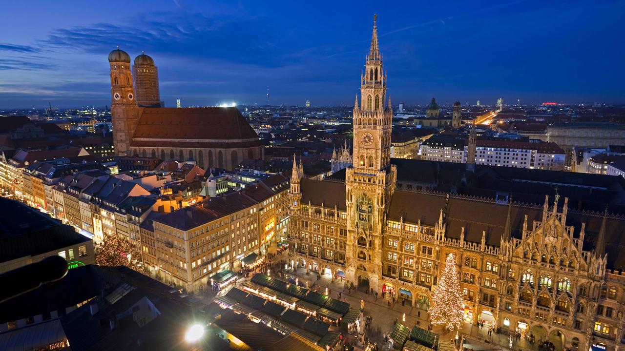 Weihnachtsmarkt auf dem Marienplatz in München mit der Frauenkirche im Hintergrund