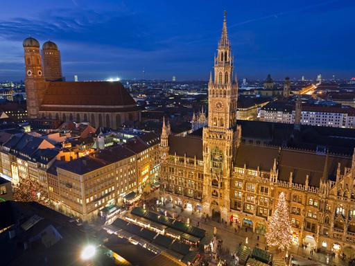 Weihnachtsmarkt auf dem Marienplatz in München mit der Frauenkirche im Hintergrund