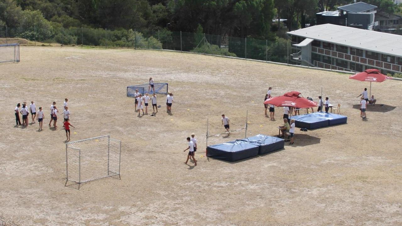 07.03.2018, Südafrika, Kapstadt: Der Sportplatz von Alex Falcons Schule in Kapstadt war einst ein schöner Rasen. Jetzt ist er eine staubige Sandkiste. 07.03.2018, Südafrika, Kapstadt: Der Sportplatz von Alex Falcons Schule in Kapstadt war einst ein schöner Rasen. Jetzt ist er eine staubige Sandkiste.