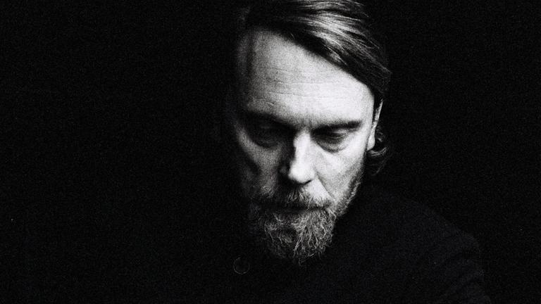 Ein stimmungsvolles schwarz-weiß Porträt vom Fotografen Sven Marquardt zeigt Jens Balzer nachdenklich. Ein stimmungsvolles schwarz-weiß Porträt vom Fotografen Sven Marquardt zeigt Jens Balzer nachdenklich.