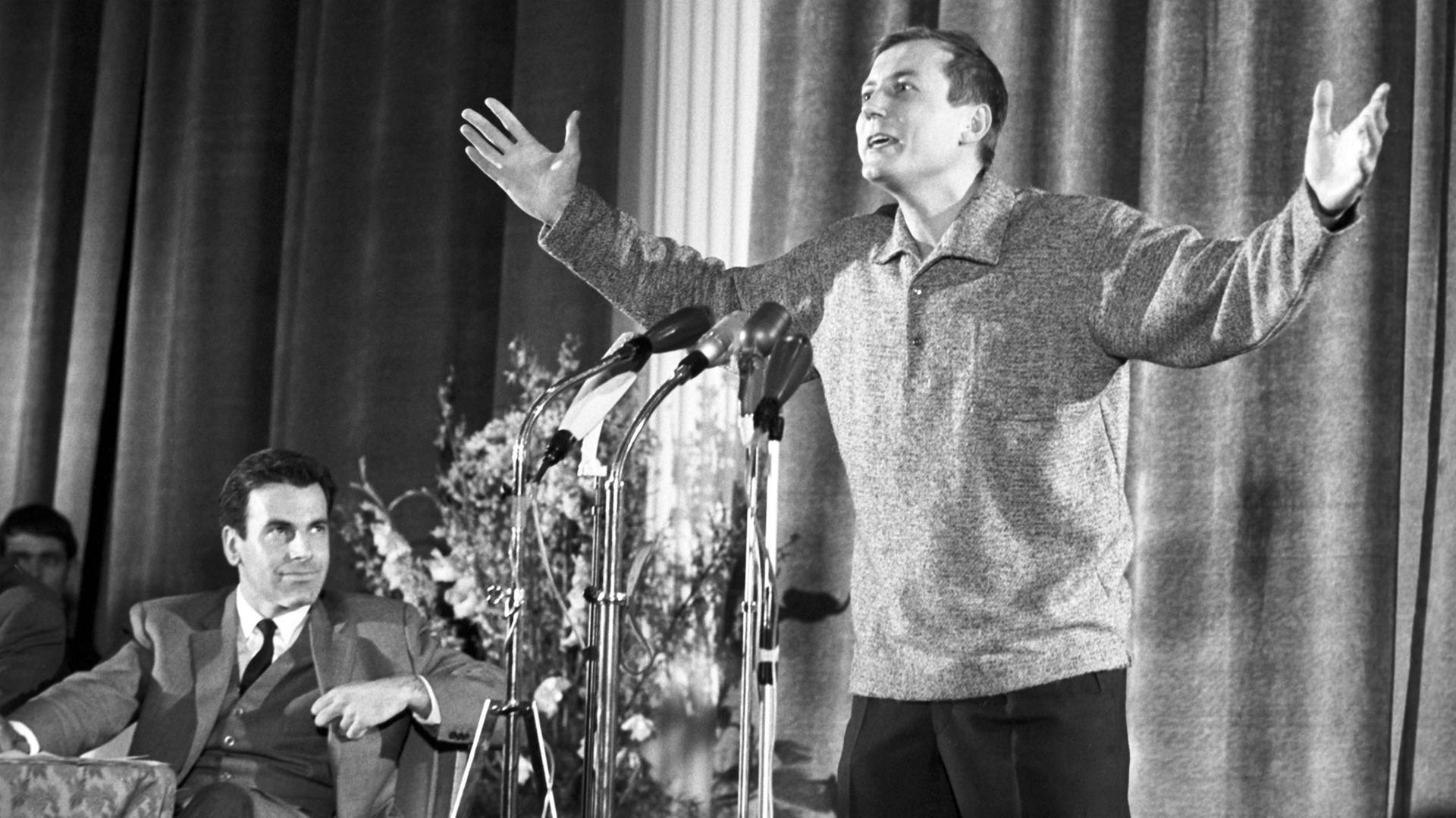 Der russische Schriftsteller Jewgeni Jewtuschenko bei einem Vortragsabend 1963 in München Der russische Schriftsteller Jewgeni Jewtuschenko bei einem Vortragsabend 1963 in München
