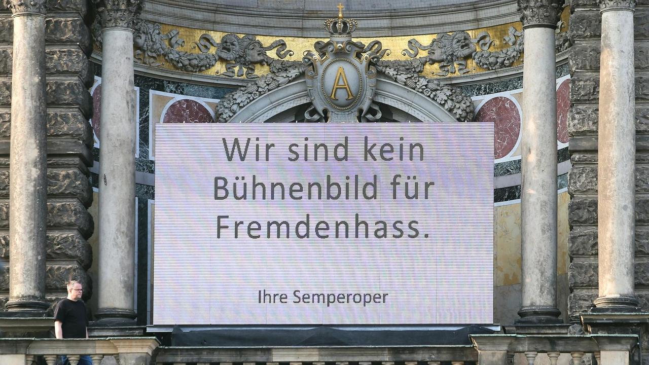 Auf einem Plakat an der Semperoper steht "Wir sind keine Bühne für Fremdenhass". Auf einem Plakat an der Semperoper steht "Wir sind keine Bühne für Fremdenhass".