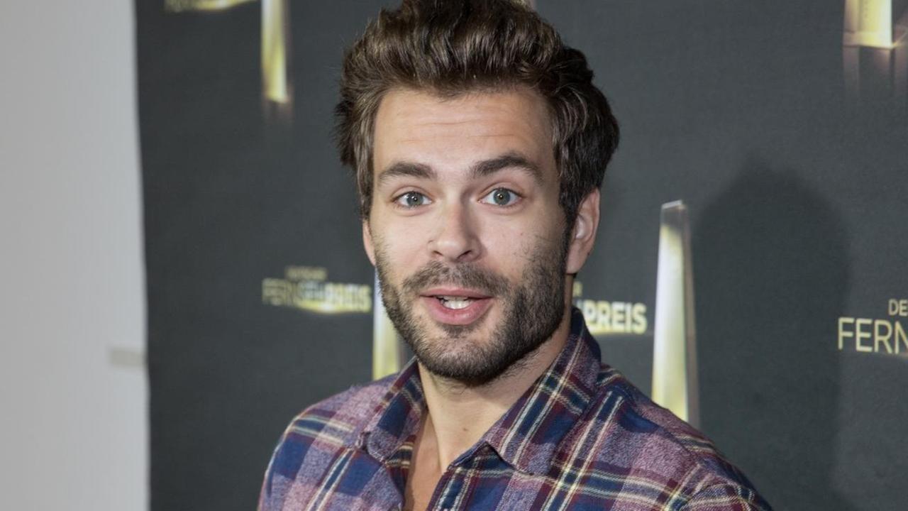 Der Reporter Tilo Jung posiert am 18.09.2014 in Berlin bei der Vorstellung der Nominierten für den Deutschen Fernsehpreis 2014. Jung wurde in der Kategorie "Beste Information" für "Jung & Naiv - Politik für Desinteressierte" nominiert. Der Deutsche Fernsehpreis wurde am 03.10.2014 zum 16. Mal verliehen. Der Reporter Tilo Jung posiert am 18.09.2014 in Berlin bei der Vorstellung der Nominierten für den Deutschen Fernsehpreis 2014. Jung wurde in der Kategorie "Beste Information" für "Jung & Naiv - Politik für Desinteressierte" nominiert. Der Deutsche Fernsehpreis wurde am 03.10.2014 zum 16. Mal verliehen.