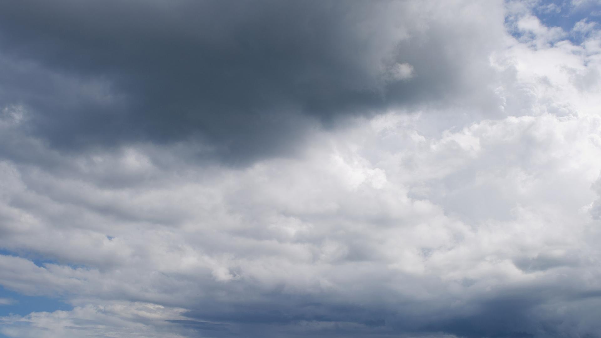 Wolkenverhangener Himmel über einem Strand Wolkenverhangener Himmel über einem Strand