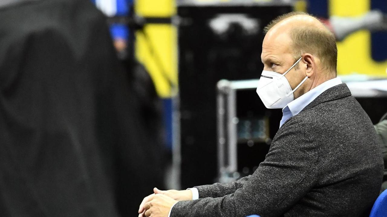 Marco Baldi, Manager von Alba Berlin, sitzt mit Mundschutz am Spielfeldrand. Marco Baldi, Manager von Alba Berlin, sitzt mit Mundschutz am Spielfeldrand.
