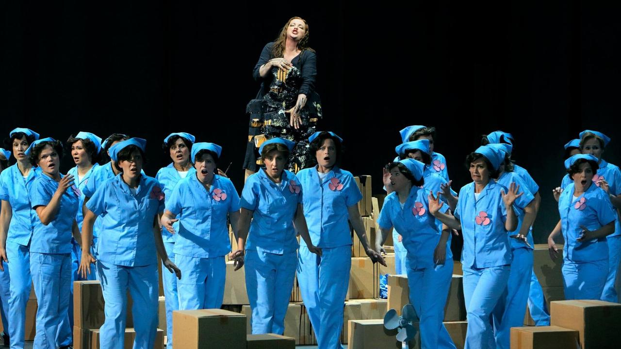 Senta (Ricard Merbeth) steht erhöht und träumt vom "Fliegenden Holländer" Senta (Ricard Merbeth) steht erhöht und träumt vom "Fliegenden Holländer"