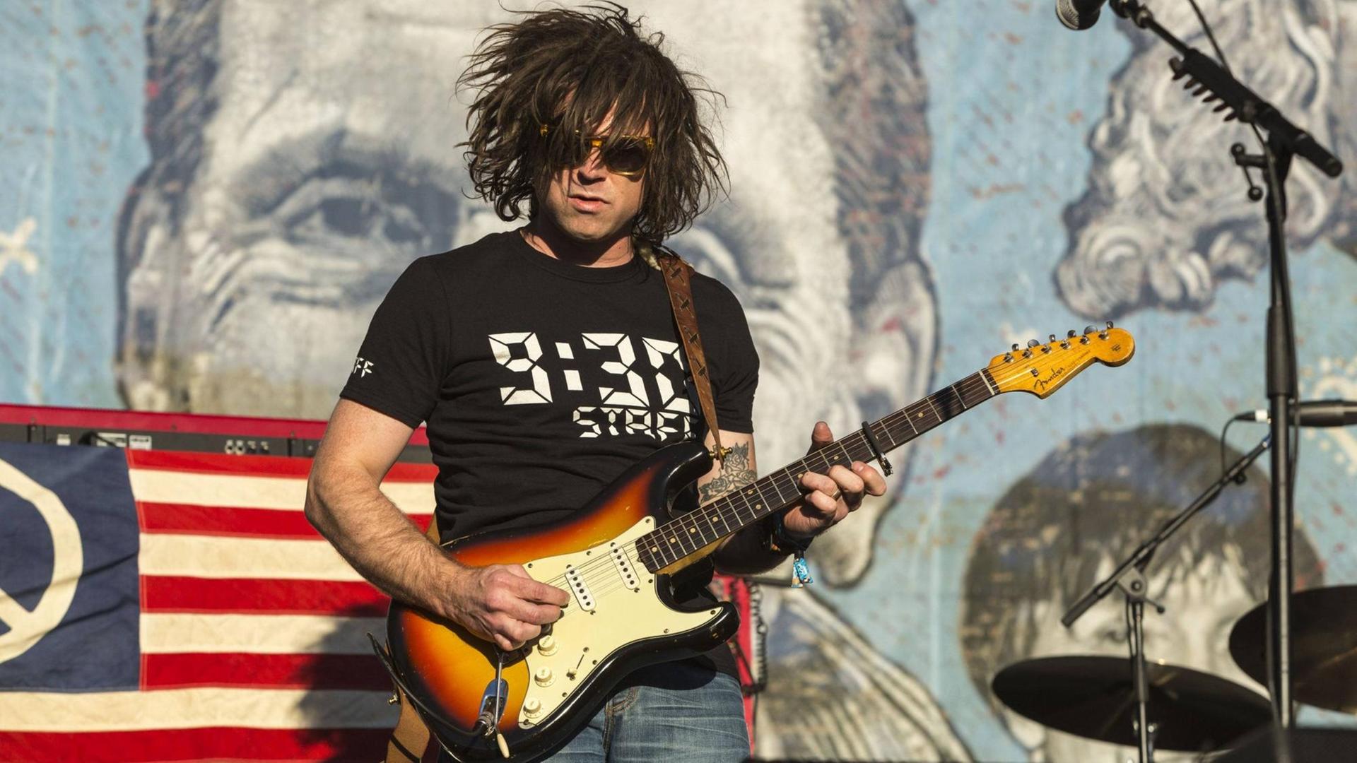 Der US-amerikanische Sänger Ryan Adams performt auf dem Hardly Strictly Bluegrass Festival im Golden Gate Park, San Francisco. Der US-amerikanische Sänger Ryan Adams performt auf dem Hardly Strictly Bluegrass Festival im Golden Gate Park, San Francisco.