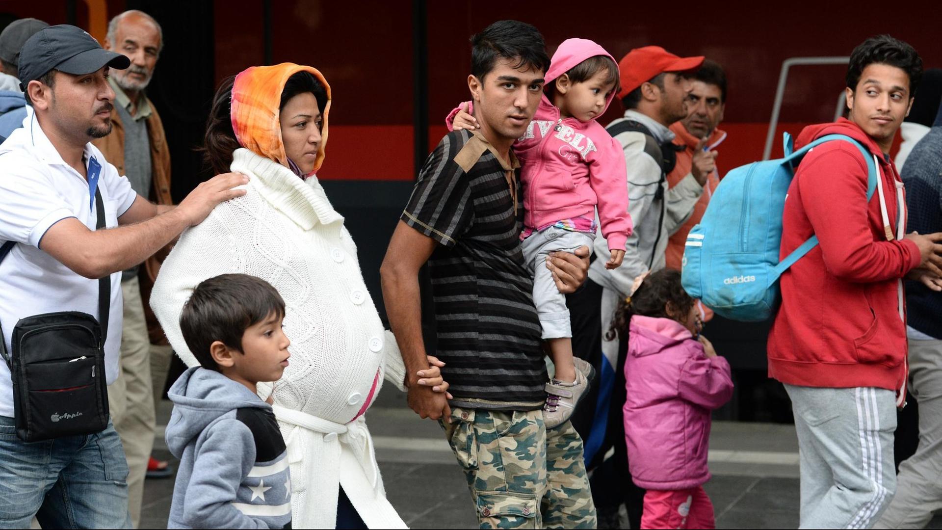 Flüchtlinge, darunter eine schwangere Frau, kommen am 07.09.2015 mit einem Zug aus Budapest am Hauptbahnhof in München (Bayern) an. Flüchtlinge, darunter eine schwangere Frau, kommen am 07.09.2015 mit einem Zug aus Budapest am Hauptbahnhof in München (Bayern) an.