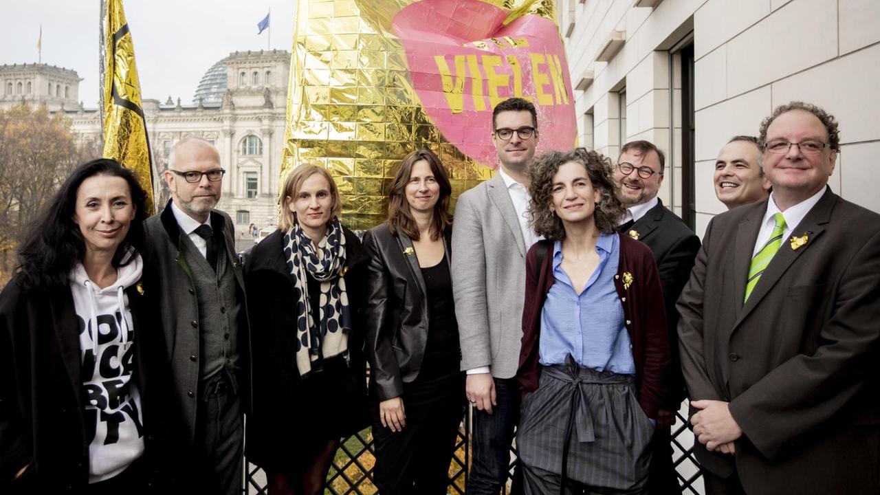 Die Intendanten und Leiter präsentieren sich auf einem Balkon, hinter ihnen hängt ein Banner. Die Intendanten und Leiter präsentieren sich auf einem Balkon, hinter ihnen hängt ein Banner.