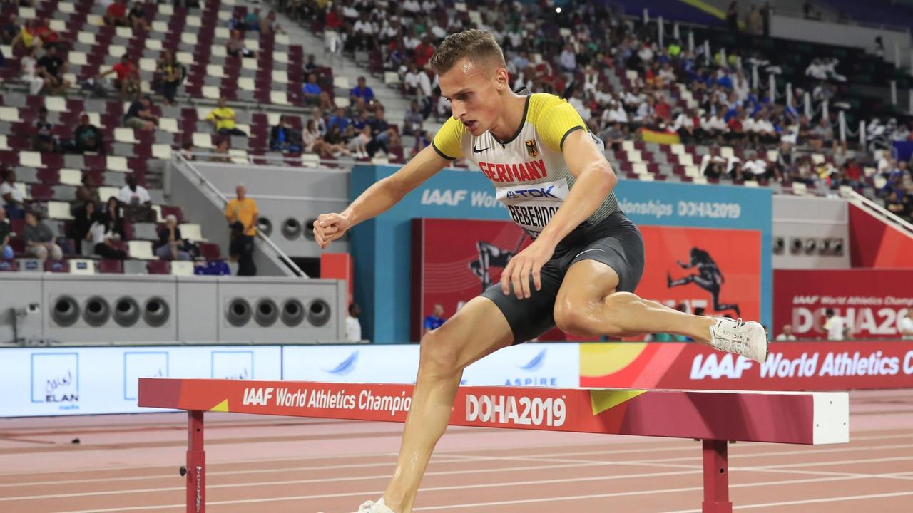Karl Bebendorf springt über eine Hürde beim 3000-Meter-Hindernislauf bei den Leichtathletik-Weltmeisterschaften in Doha 2019. Karl Bebendorf springt über eine Hürde beim 3000-Meter-Hindernislauf bei den Leichtathletik-Weltmeisterschaften in Doha 2019.