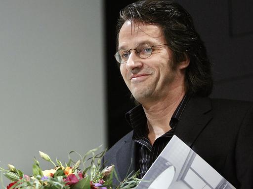 Der Schriftsteller Ralf Rothmann bei der Verleihung des Max Frisch-Preises im Schauspielhaus Zürich; Aufnahme vom Oktober 2006