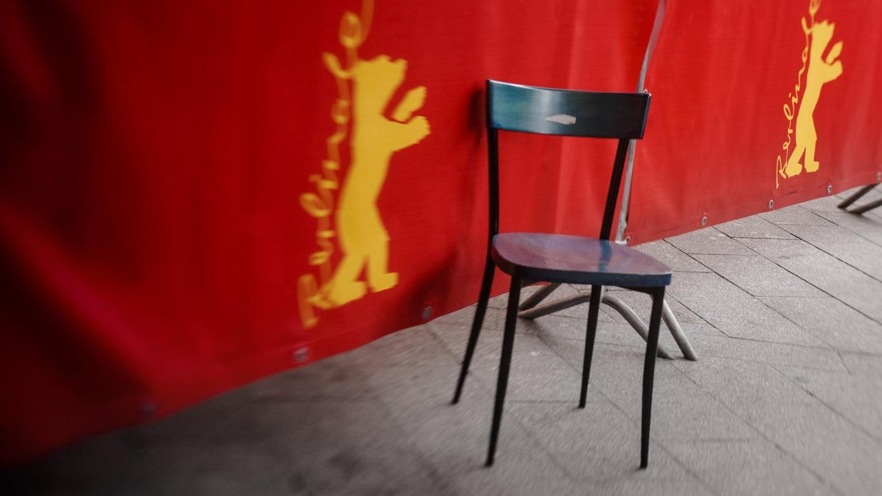 Ein leerer Stuhl steht verlassen an der roten Absperrung vor dem Berlinale Palast am Potsdamer Platz.