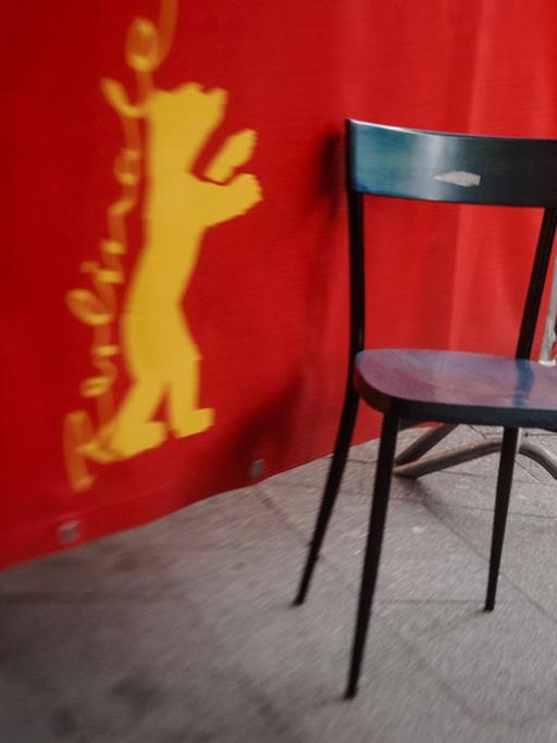 Ein leerer Stuhl steht verlassen an der roten Absperrung vor dem Berlinale Palast am Potsdamer Platz.
