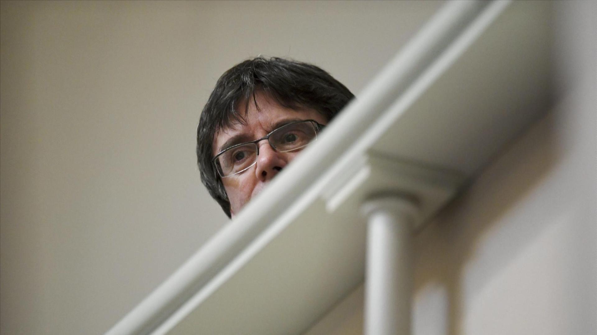 Der ehemalige katalanische Regierungschef Puigdemont schaut über eine Brüstung im finnischen Parlament in Helsinki. Der ehemalige katalanische Regierungschef Puigdemont schaut über eine Brüstung im finnischen Parlament in Helsinki.