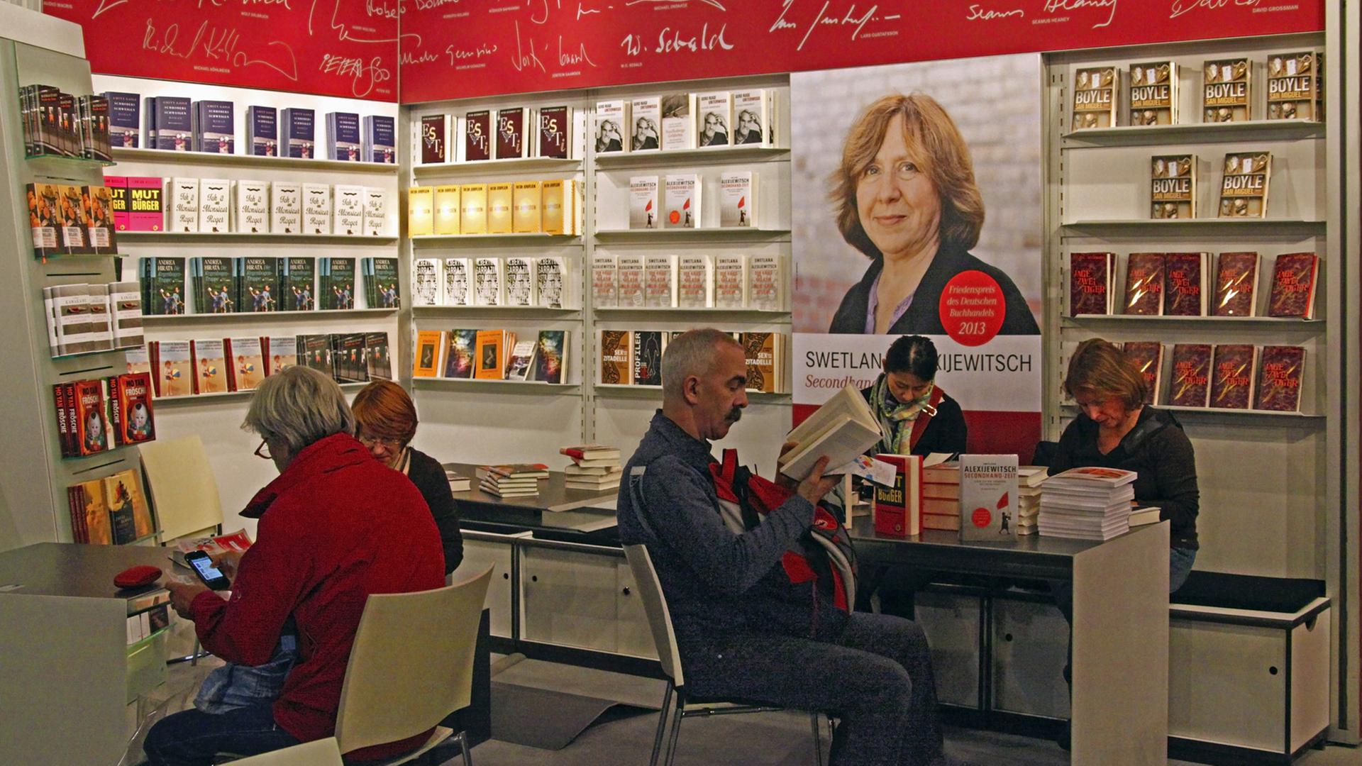 Besucher beim Stand des Hanser Verlags auf der Frankfurter Buchmesse 2013