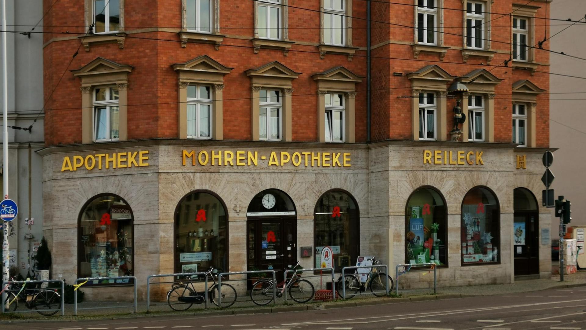 Blick auf die Fassade der Mohren-Apotheke in Halle Blick auf die Fassade der Mohren-Apotheke in Halle