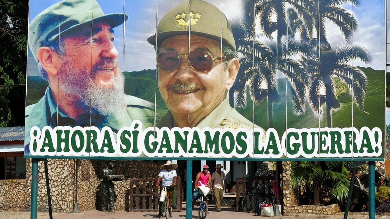 Ein Plakat in Havanna zeigt Kubas ehemaligen Staatschef Fidel Castro und seinen Bruder Raúl, der heute kubanischer Präsident ist.