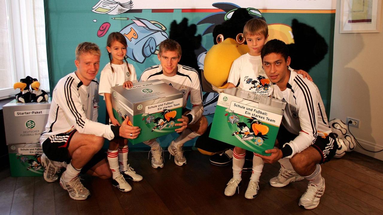 Die Nationalspieler Mike Hanke (li.), Per Mertesacker (Mitte) und Malik Fathi (re.) unterstützen mit DFB Maskottchen Paule die neue DFB Schuloffensive. Die Nationalspieler Mike Hanke (li.), Per Mertesacker (Mitte) und Malik Fathi (re.) unterstützen mit DFB Maskottchen Paule die neue DFB Schuloffensive.