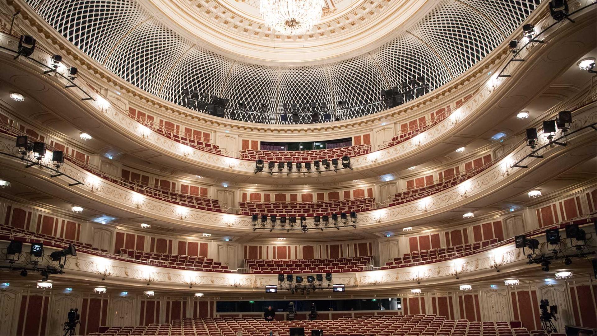 Der große Saal der Staatsoper in Berlin, fotografiert am 29.09.2017, nachdem das Haus sieben Jahre saniert wurde. Im Zuge der Sanierung wurde für eine bessere Akustik die Decke um mehrere Meter gehoben. Foto: Bernd von Jutrczenka Der große Saal der Staatsoper in Berlin, fotografiert am 29.09.2017, nachdem das Haus sieben Jahre saniert wurde. Im Zuge der Sanierung wurde für eine bessere Akustik die Decke um mehrere Meter gehoben. Foto: Bernd von Jutrczenka