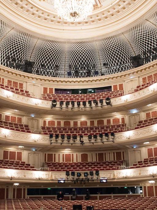 Der große Saal der Staatsoper in Berlin, fotografiert am 29.09.2017, nachdem das Haus sieben Jahre saniert wurde. Im Zuge der Sanierung wurde für eine bessere Akustik die Decke um mehrere Meter gehoben. Foto: Bernd von Jutrczenka
