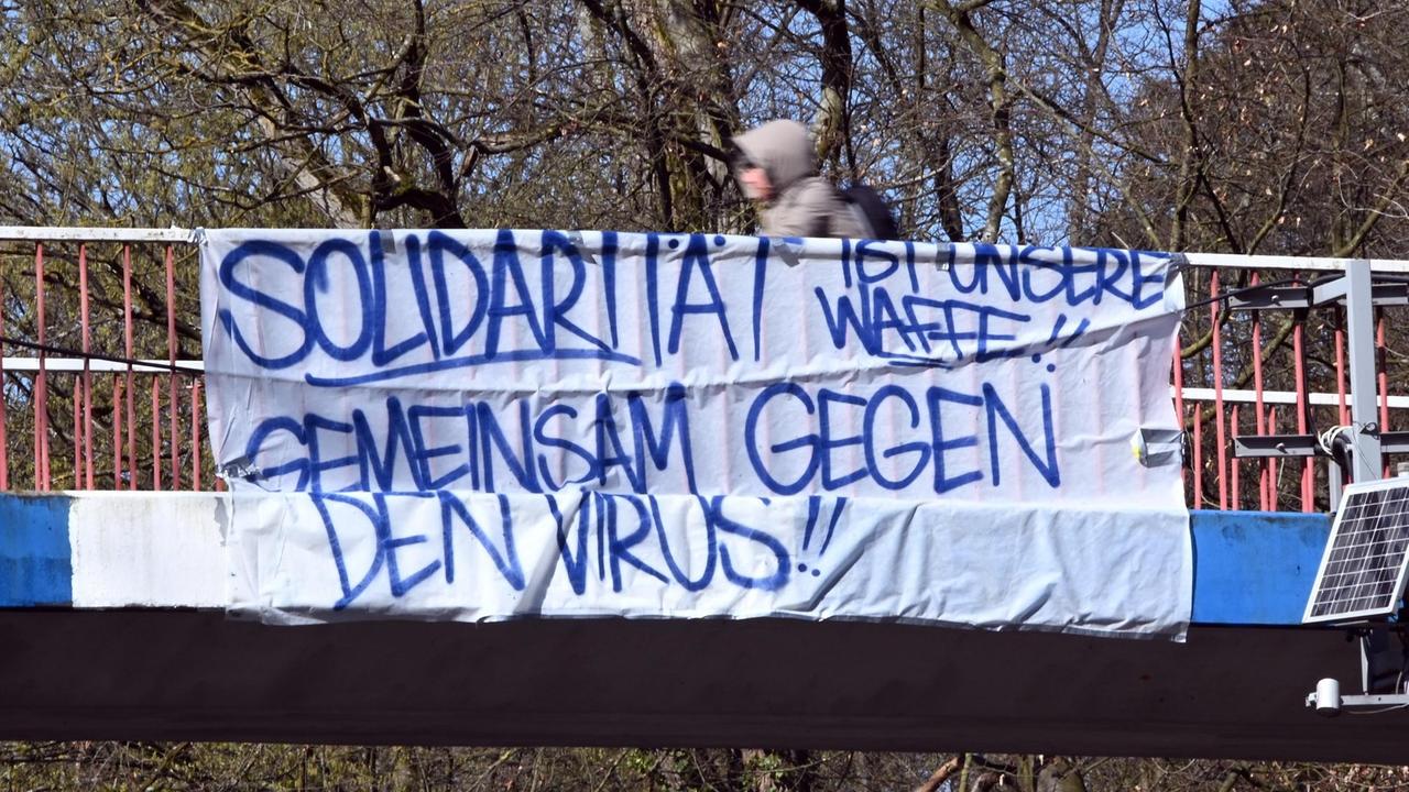 Transparent an einer Brücke in der Karlsruher Innenstadt: "Solidarität ist unsere Waffe!! Gemeinsam gegen den Virus!!" steht darauf. Transparent an einer Brücke in der Karlsruher Innenstadt: "Solidarität ist unsere Waffe!! Gemeinsam gegen den Virus!!" steht darauf.