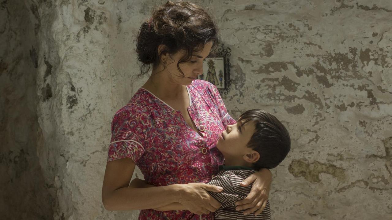 Die Schauspieler Penélope Cruz und Asier Flores in einer liebevollen Filmszene, in der die Mutter ihren kleinen Sohn umarmt. Die Schauspieler Penélope Cruz und Asier Flores in einer liebevollen Filmszene, in der die Mutter ihren kleinen Sohn umarmt.
