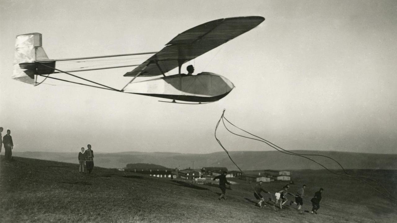 Historische Aufnahme eines Leichtwindseglers während des Starts, beim Ausklinken des Schleppseils. Historische Aufnahme eines Leichtwindseglers während des Starts, beim Ausklinken des Schleppseils.