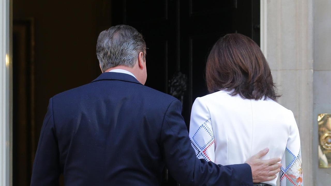 Der britische Premier David Cameron geht zusammen mit seiner Frau Samantha zurück in das Haus Number 10 Downing Street. Der britische Premier David Cameron geht zusammen mit seiner Frau Samantha zurück in das Haus Number 10 Downing Street.