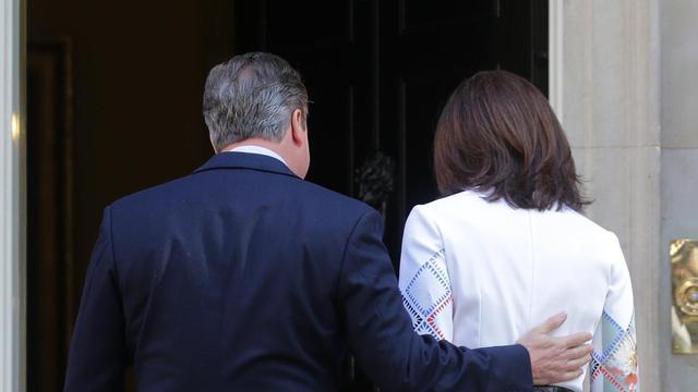 Der britische Premier David Cameron geht zusammen mit seiner Frau Samantha zurück in das Haus Number 10 Downing Street.