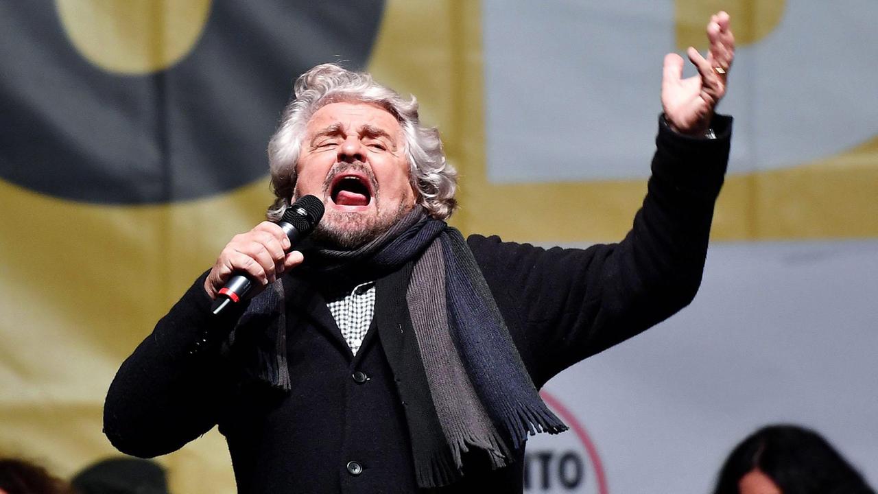 Beppe Grillo, der Anführer der "5-Sterne"-Bewegung, wirbt am 2. Dezember 2016 in Turin für ein "Nein" beim Referendum über eine Verfassungsreform in Italien. Beppe Grillo, der Anführer der "5-Sterne"-Bewegung, wirbt am 2. Dezember 2016 in Turin für ein "Nein" beim Referendum über eine Verfassungsreform in Italien.